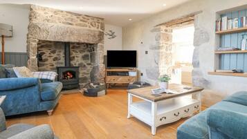 Cottage | Living area | TV