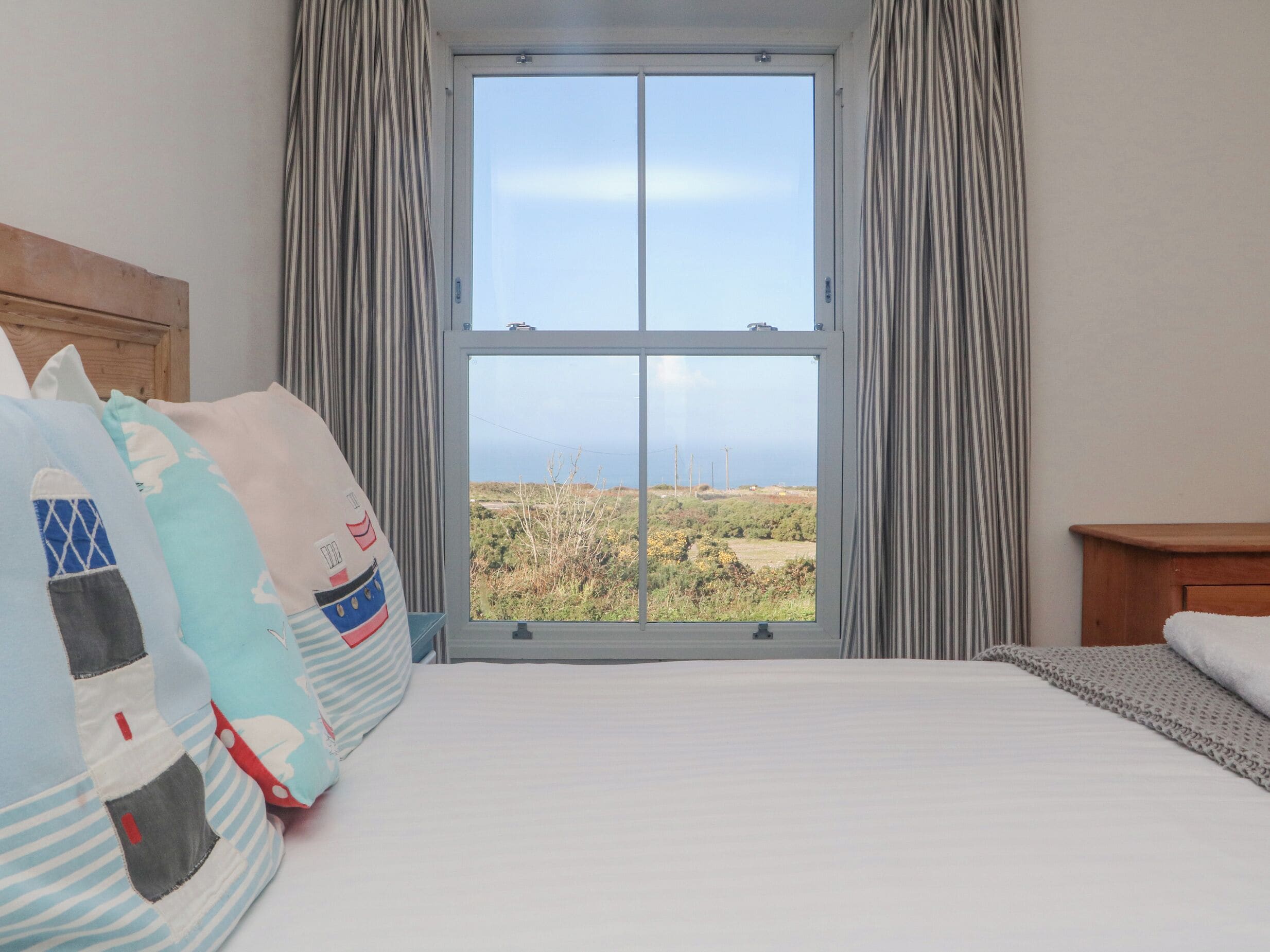 3 عدّة غرف نوم وبديكورات فريدة لكل غرفة وطراز فريد لكل وحدة