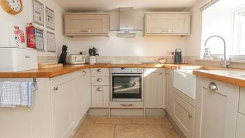 Cottage | Private kitchen | Dishwasher, cookware/dishes/utensils