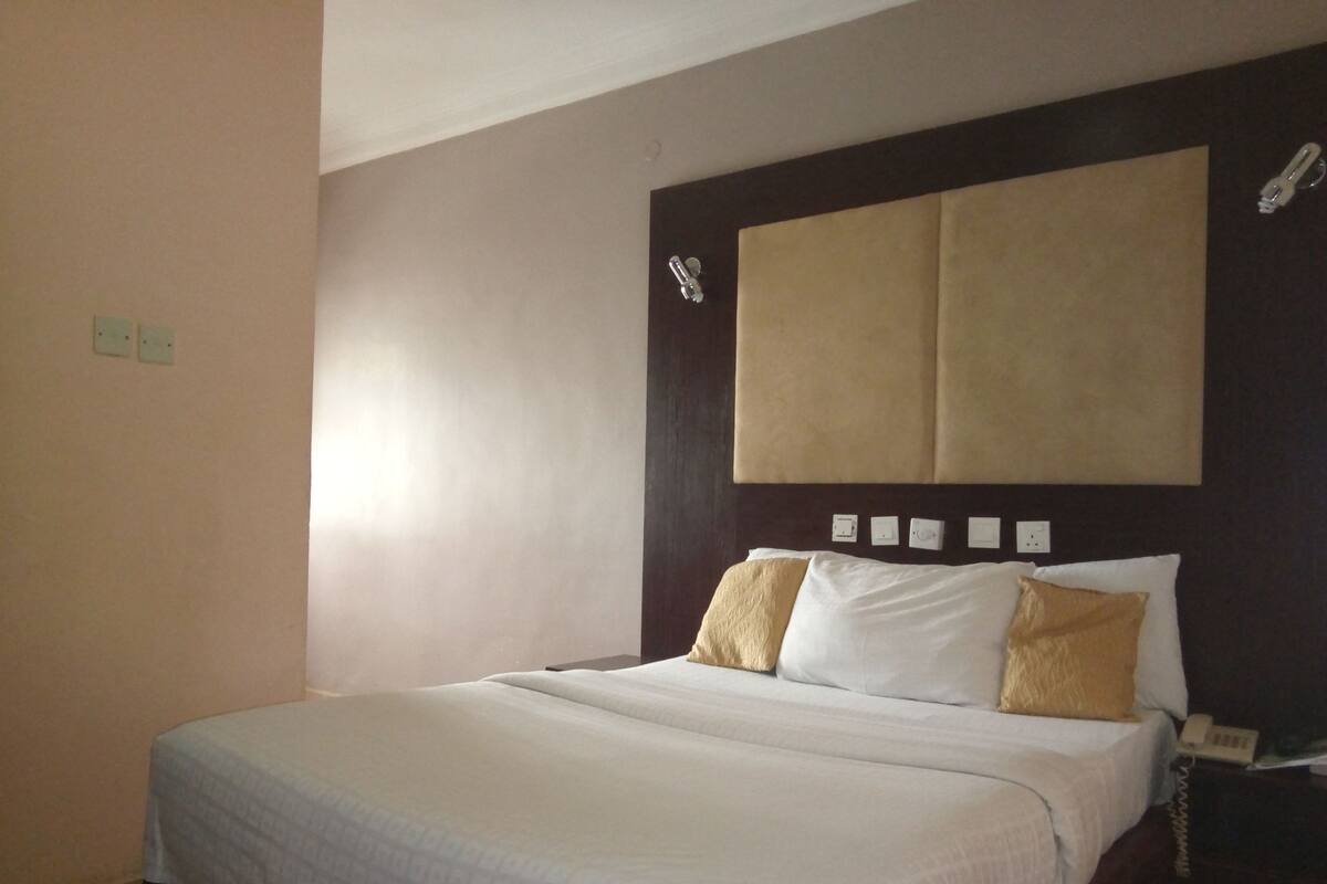 Club Room | Desk, bed sheets