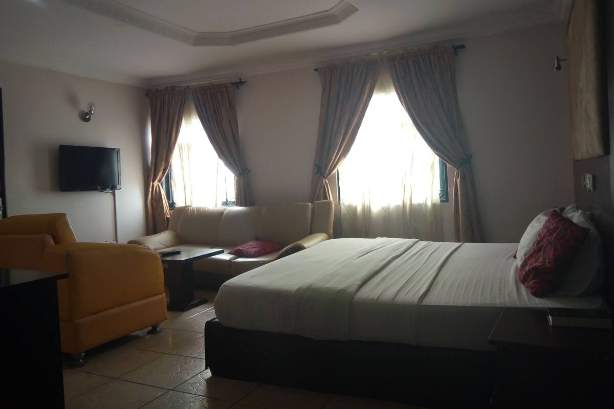 Executive Room | Desk, bed sheets