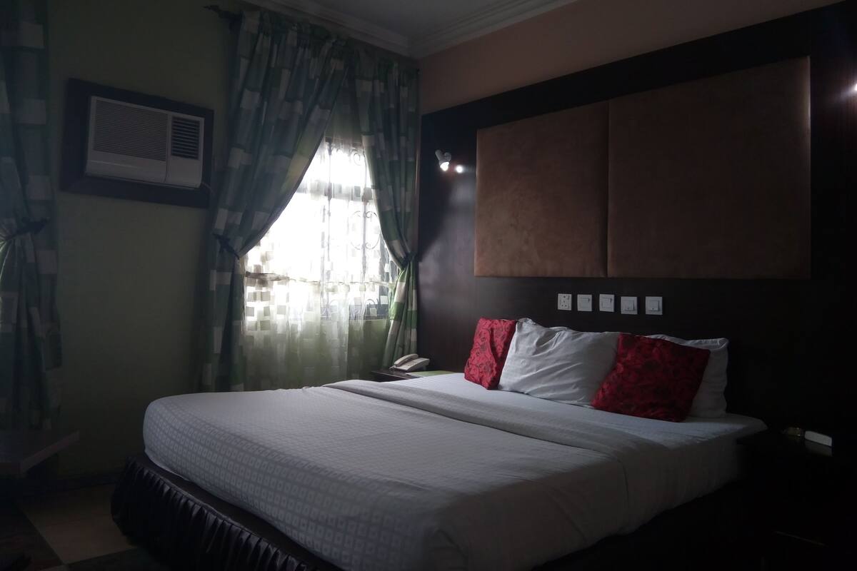 Desk, bed sheets