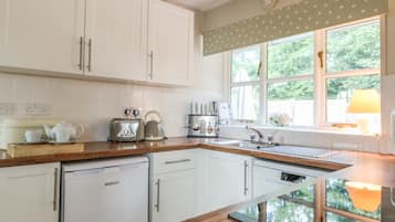 Cottage | Private kitchen | Stovetop, dishwasher, cookware/dishes/utensils