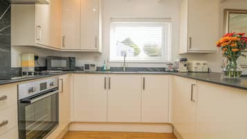 Cottage | Private kitchen | Fridge, cookware/dishes/utensils