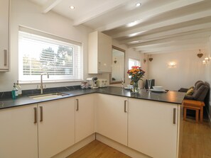 Mökki | Yksityinen keittiö | Jääkaappi, keittoastiat/astiat/ruokailuvälineet