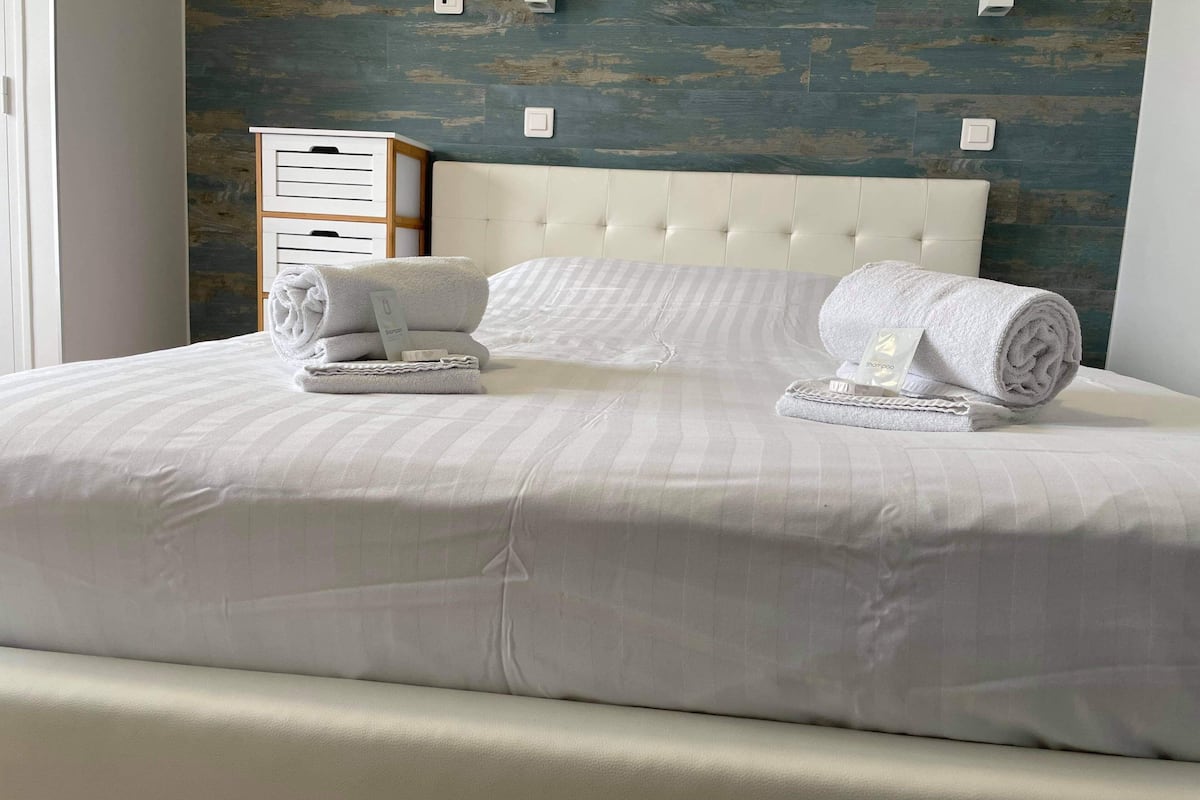 double room (4) | individually decorated, individually furnished, desk, blackout curtains