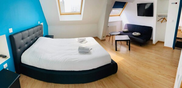 Comfort Triple Room (8) | Individually decorated, individually furnished, desk, blackout curtains - Hôtel de la Plage (Quineville)