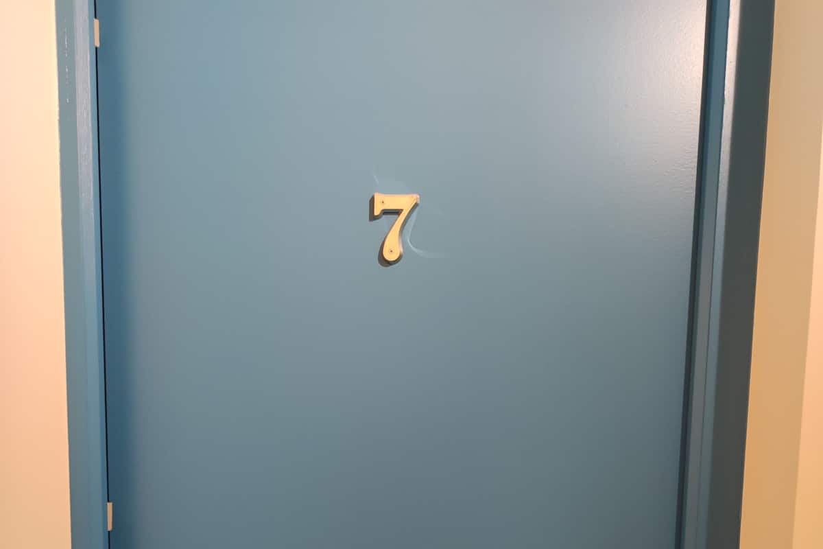 Tweepersoonskamer (7) | Individueel gedecoreerd, individueel gemeubileerd, een bureau