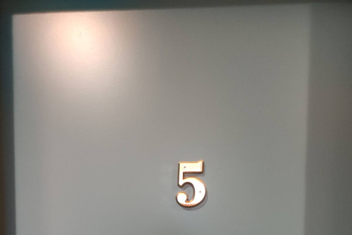 Un mur sur lequel est affiché le chiffre « 5 ».
