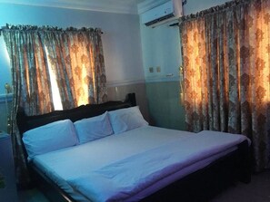 Egyptian cotton sheets, premium bedding, memory foam beds, desk - Royal Castle Hotel (Lagos)