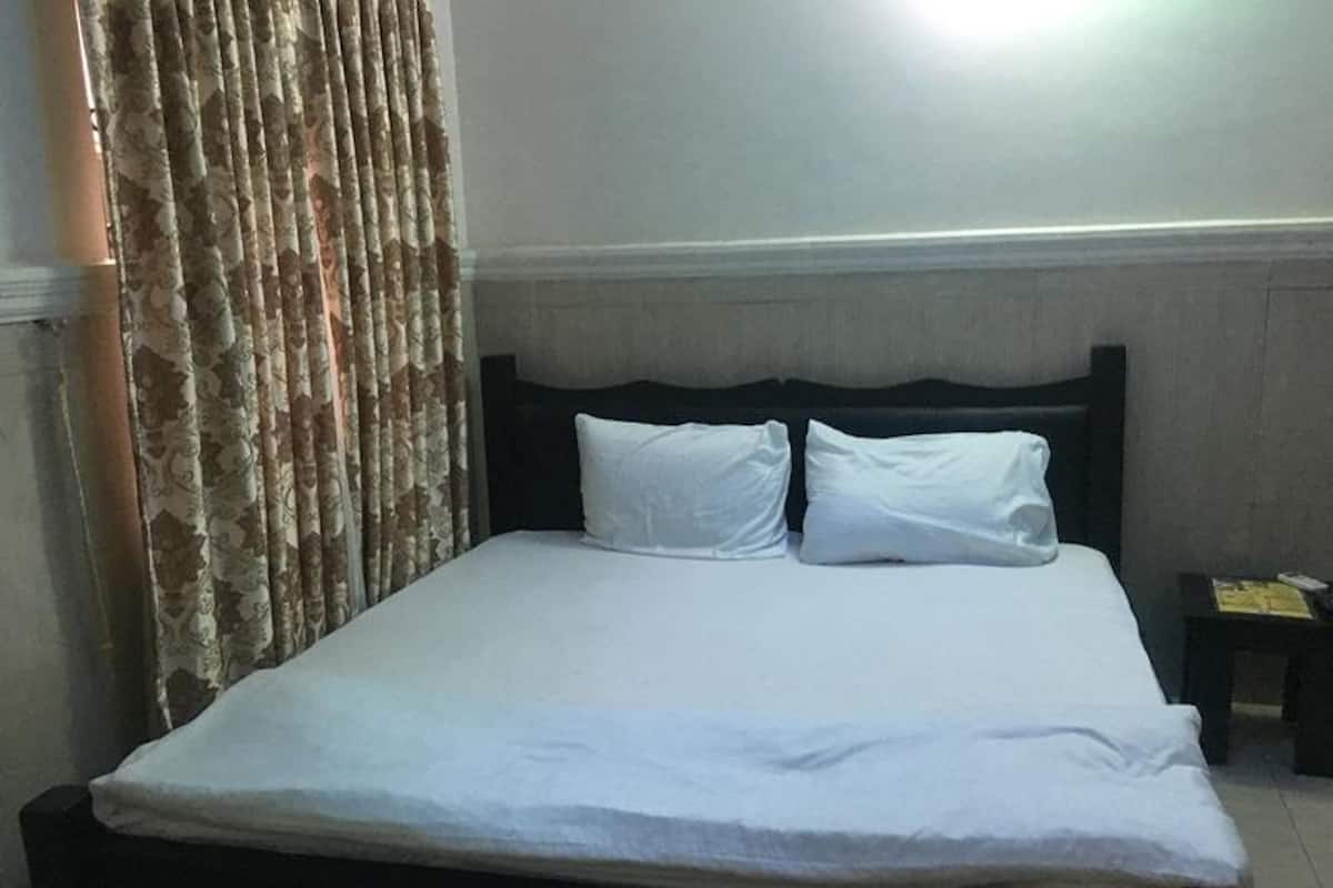 1 bedroom, Egyptian cotton sheets, premium bedding, memory-foam beds