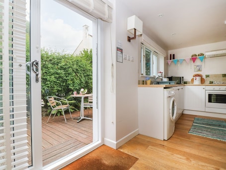 Cottage | Private kitchen | Stovetop, cookware/dishes/utensils