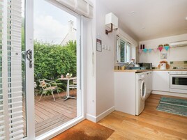 Cottage | Private kitchen | Stovetop, cookware/dishes/utensils
