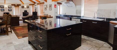 村舍 | 私人厨房 | 洗碗机、厨具/餐具