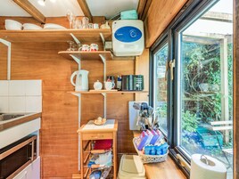 Cottage | Private kitchen | Stovetop, cookware/dishes/utensils