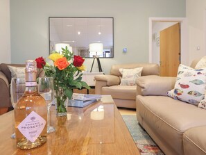 Cottage | Living area - Maritime Mews, 6 The Oakleys (Porthmadog)