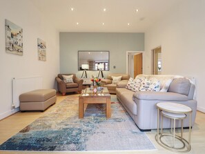 Cottage | Living area - Maritime Mews, 6 The Oakleys (Porthmadog)
