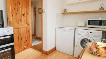 Cottage | Private kitchen | Stovetop, cookware/dishes/utensils