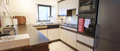 Cottage | Private kitchen | Fridge, dishwasher, electric kettle, toaster