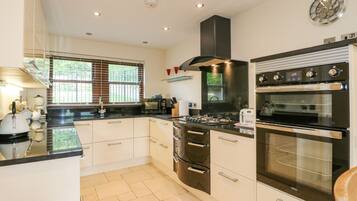 Cottage | Private kitchen | Dishwasher, cookware/dishes/utensils