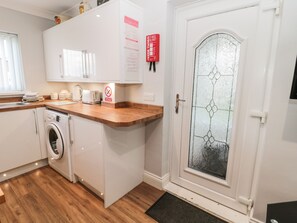 Mökki | Yksityinen keittiö | Liesi, syöttötuoli, keittoastiat/astiat/ruokailuvälineet