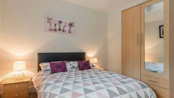 Cottage | 2 bedrooms, individually decorated, individually furnished