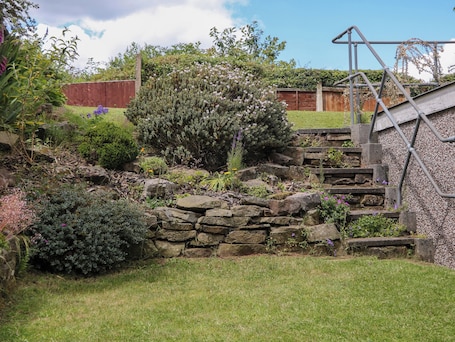 Cottage | Property grounds. Basford View