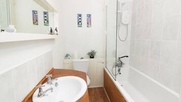 Cottage | Bathroom | Shower, hair dryer