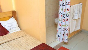 Shower, towels - La Miguela Guest House (Ruaka)