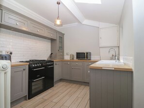Cottage | Private kitchen | Dishwasher, electric kettle, toaster, cookware/dishes/utensils - Trevor Cottage (Llandudno)
