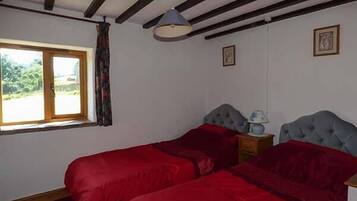 Cottage | 2 bedrooms, individually decorated, individually furnished, free WiFi