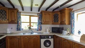 Cottage | Private kitchen | Fridge, microwave, stovetop, cookware/dishes/utensils