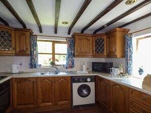 Cottage | Private kitchen | Fridge, microwave, stovetop, cookware/dishes/utensils - Chevinside Cottage (Belper)