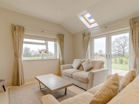 Cottage | Living area | Flat-screen TV, DVD player