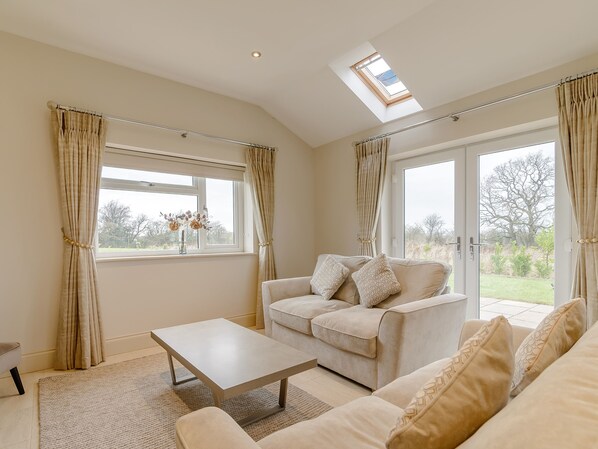 Cottage | Living area | Flat-screen TV, DVD player - Sunnyside Shreyas (Blackburn)