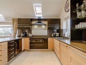 Cottage | Private kitchen | Fridge, microwave, stovetop, dishwasher - Sunnyside Shreyas (Blackburn)