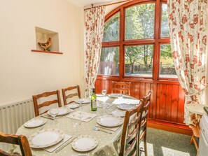 Cottage | Dining
