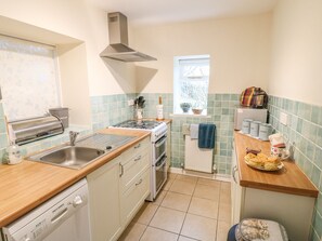 Cottage | Private kitchen | Stovetop, dishwasher, cookware/dishes/utensils - Barn Croft Cottage (Matlock)