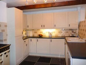 Cottage | Private kitchen | Dishwasher, cookware/dishes/utensils - Maryend (Hawes)