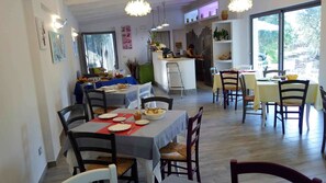 Café da manhã continental grátis todos os dias