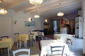Tägliches inbegriffenes kontinentales Frühstück