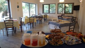 Free daily continental breakfast