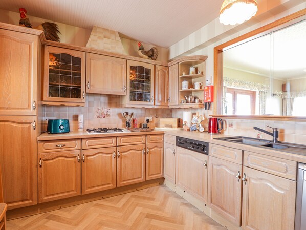 Cottage | Private kitchen | Dishwasher, cookware/dishes/utensils