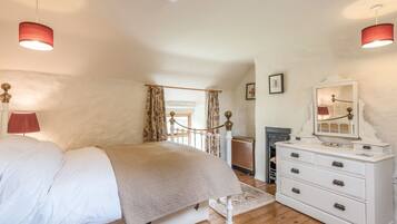 Cottage | 2 bedrooms, individually decorated, individually furnished