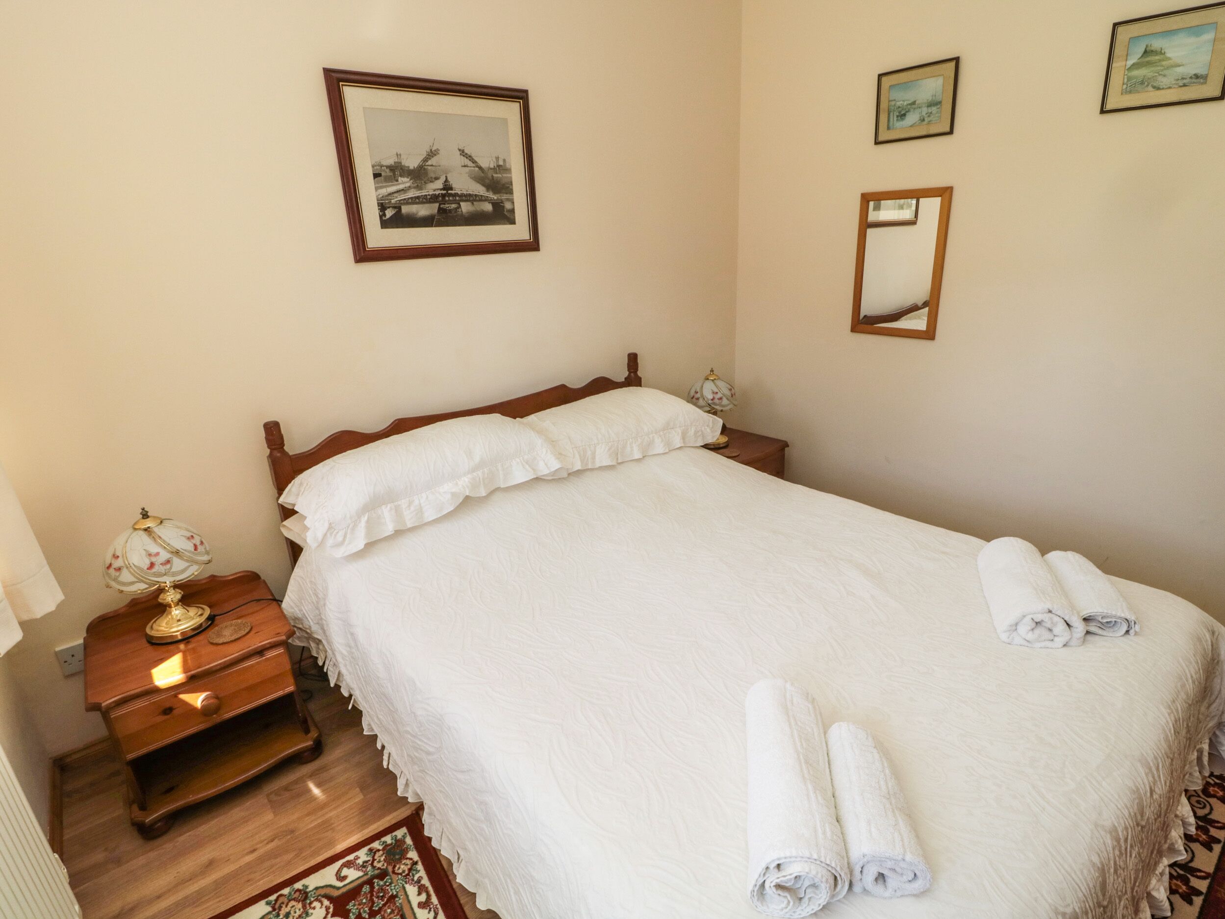 Cottage | 2 bedrooms, individually decorated, individually furnished