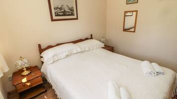 Cottage | 2 bedrooms, individually decorated, individually furnished