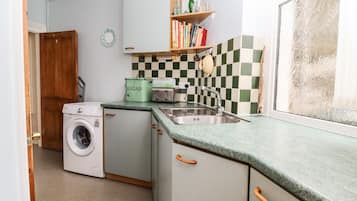 Cottage | Private kitchen | Stovetop, dishwasher, high chair, cookware/dishes/utensils