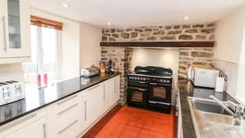 Cottage | Private kitchen | Stovetop, highchair, cookware/dishes/utensils