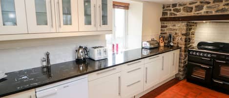Cottage | Private kitchen | Stovetop, highchair, cookware/dishes/utensils