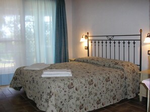 1 habitación, escritorio y tabla de planchar con plancha 
